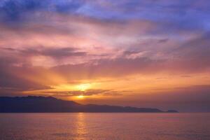 mar puesta de sol con dramático cielo foto