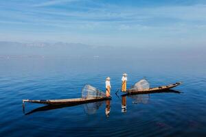 tradicional birmano pescador a inle lago, myanmar foto