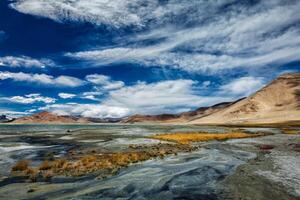 montaña lago tso Kar en Himalaya foto