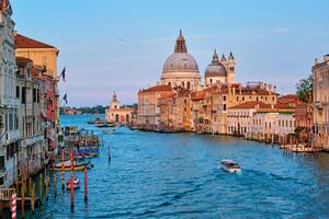 panorama de Venecia grandioso canal y Papa Noel maria della saludo Iglesia en puesta de sol foto