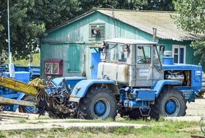 tractor, en pie en un fila. agrícola maquinaria. foto