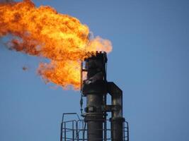 antorcha sistema en un petróleo campo foto