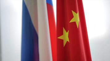 russo e Cinese bandiere. Due bandiere di Russia e Cina, simboleggiante il cooperazione fra il Due poteri video