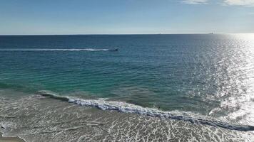 slå samman förbi de strand amfiteater surfing scarborough strand perth antenn 4k video