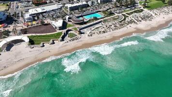 piscina de a de praia anfiteatro surfar Scarborough de praia perth aéreo 4k video