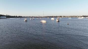 Boote Hafen Segeln Schwan Fluss Perth Australien Antenne Drohne 4k Sonnenuntergang video