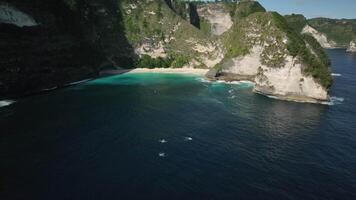 jet ski l'eau des sports incroyable plage côte falaises kelingking plage Nusa Penida bali aérien 4k video