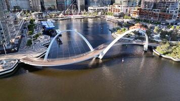 increíble puente elizabeth muelle Perth ciudad Australia aéreo 4k ciclista video