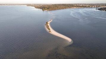 banc de sable rivière canoë le coucher du soleil d'or heure perth Australie aérien 4k video