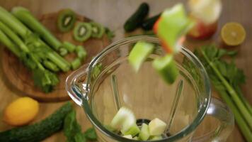 verdure autunno nel miscelatore, super lento movimento. verde frullato nel miscelatore, superiore Visualizza. salutare e vegetariano cibo concetto video