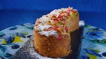 magnifique gâteau. pièce de Pomme tarte sur foncé bleu Contexte. Pomme tarte avec noyer copeaux video