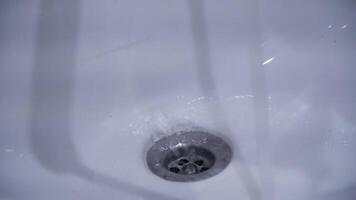 fermer de évier drainer avec l'eau. nettoyé métal évier drainer brille comme nouveau. salle de bains nettoyage des produits cette faire leur Nouveau video