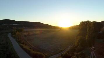 Panorama- Aussicht von Feld mit Sämlinge. Schuss. oben Aussicht von Plantage im Dunst auf hügelig Landschaft beim Dämmerung video