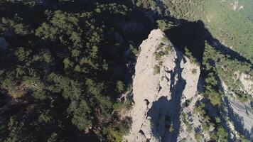 top visie van rotsachtig muur met berg panorama. schot. top met haar heel steil rotsachtig muren met gedoucht stenen en panoramisch keer bekeken. pittoreske berg landschap video