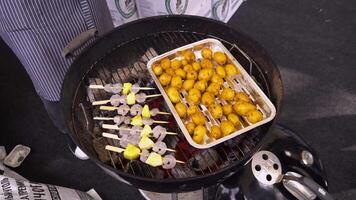 gesund Süss Sommer- Karibik Mittagessen oder Abendessen mit gegrillt Ananas und Garnelen. Garnele mit Ananas auf das Grill video