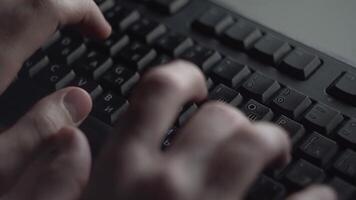 de cerca de hombre mecanografía en teclado. hombre mecanografía con ambos manos en negro computadora teclado video