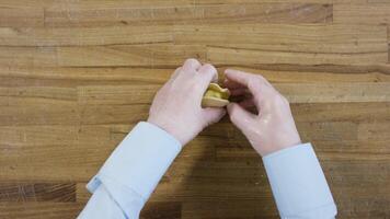 top visie detailopname handgemaakt knoedels. tafereel. dun mooi knoedel van chef Aan houten tafel. concept van traditioneel Koken video