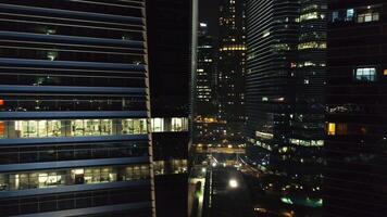 Aussicht von ein Stadt Horizont mit Wolkenkratzer im das Vordergrund beim Nacht. Schuss. oben Aussicht von Hochhaus Gebäude im Center von Metropole beim Nacht video