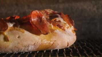 pizza fazer fechar-se com pimentas e queijo dentro a forno. quadro. tradicional pizza cozinhando dentro a forno video