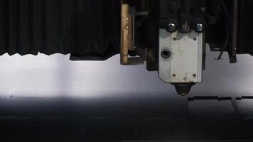 industriell robot laser fräs nedskärningar metall delar med bra precision. klämma. laser skärande metall maskin video