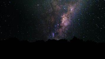 mjölkig sätt, spår stjärna galax och stjärnor rör på sig tvärs över natt himmel. abstrakt natt himmel bakgrund med stjärnor och mjölkig sätt video