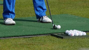 jogador de golfe batendo golfe tiro com clube em a curso. bater a bola golfe video