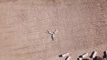 Gruppe von freunde Lügen Nieder auf das Strand. Video. tropisch Ferien auf das Meer. oben Aussicht von glücklich Menschen genießen Sommer- Reise video