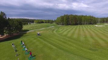 golfers raken golf schot met club Aan Cursus terwijl Aan zomer vakantie, antenne video