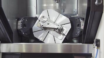 Metallbearbeitung cnc Mahlen Maschine. Schneiden Metall modern wird bearbeitet Technologie. modern wird bearbeitet Maschine video