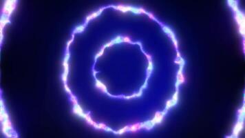 fundo abstrato círculos em loop um túnel de anéis azuis roxos voadores de plasma de energia com um efeito de brilho brilhante festivo brilhante lindo futurista de alta tecnologia, protetor de tela, vídeo em alta qualidade 4k video