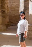 mujer viajero explora el restos de el antiguo karnak templo en el ciudad de luxor en Egipto. foto