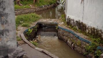 Roca canales en Asia a desagüe agua. agua fluye mediante alcantarilla tormenta desagües video