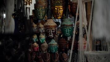 collection de en bois hindou masques à l'intérieur une touristique parc. balinais art bazar video