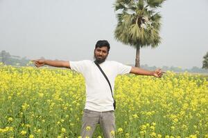 Maryland. rumano munshi imágenes de mostaza flores en diferente estilos. fotógrafo Maryland ridoy, bangladesh foto