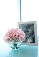 un ramo de flores de flores en un hermosa florero bueno para multimedia antecedentes foto