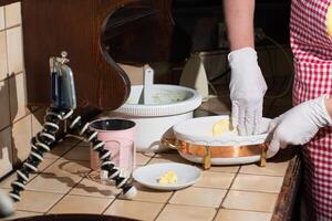 mujer Cocinando Espinacas mollete paso por paso, haciendo francés camisa en horneando plato foto