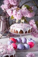 hermosa Pascua de Resurrección pastel en el mesa, y de colores huevos, hecho en casa pasteles, todavía vida foto