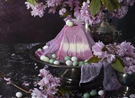 dulce Cuajada ortodoxo Pascua de Resurrección en el antecedentes de púrpura sakura, tradicional comida foto