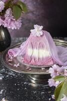 dulce Cuajada ortodoxo Pascua de Resurrección en el antecedentes de púrpura sakura, tradicional comida foto