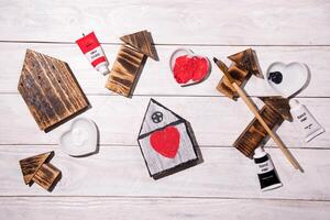 cómo a dibujar un corazón en un de madera casa, elaboración, paso por paso instrucciones foto