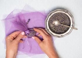 bricolaje hecho a mano púrpura lavanda bolsita, paso por paso instrucciones, paso ocho, plano foto