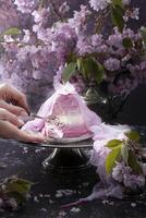 tradicional Pascua de Resurrección ortodoxo Cuajada pastel con sakura flores, mujer decorando comida foto