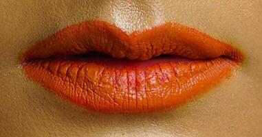 hermosa joven mujer sano labios. hembra labios con vibrante lápiz labial color. labio cuidado y belleza foto