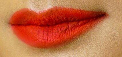 hermosa joven mujer sano labios. hembra labios con vibrante lápiz labial color. labio cuidado y belleza foto