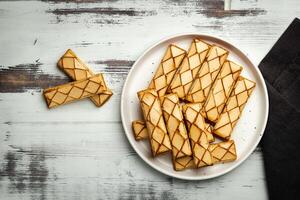 esfogliatina, un italiano soplo Pastelería con vidriar en un plato en blanco fondo, parte superior ver foto