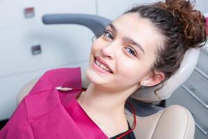 mujer teniendo dental examen en estomatología clínica tratamiento de caries, moderno medicamento. foto