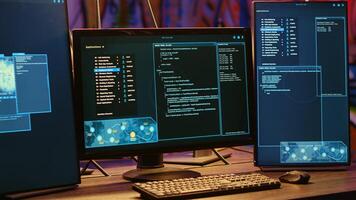cerca arriba Disparo en computadora pantallas con hackear líneas de código en secreto subterráneo búnker. ordenador personal monitores en neón iluminado abandonado almacén usado por hackers a escapar desde siendo detenido por policía foto