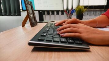 de cerca de Moviente Disparo con persona mecanografía en el computadora teclado. persona de libre dedicación laboral, escritura correos electrónicos, utilizando Internet sentado en frente de computadora en profesional empresa espacio de trabajo foto