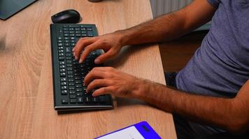 cerca arriba de del hombre manos mecanografía en teclado sentado en silla en frente de computadora. ocupado empresario en nuevo normal oficina lugar de trabajo corporativo escritura en computadora teclado mirando a escritorio foto