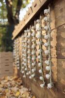 local eco de cosecha propia ajo bombillas colgando desde agricultores mercado encimera, en la zona crecido natural producir. de madera justa cabina o quiosco con Fresco orgánico bio granja productos a otoño comercio justo. cerca arriba. foto